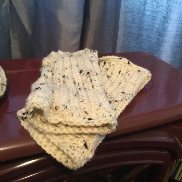 Scottish style crocheted Tam and fingerless gloves ma… - Picture 9 of 9